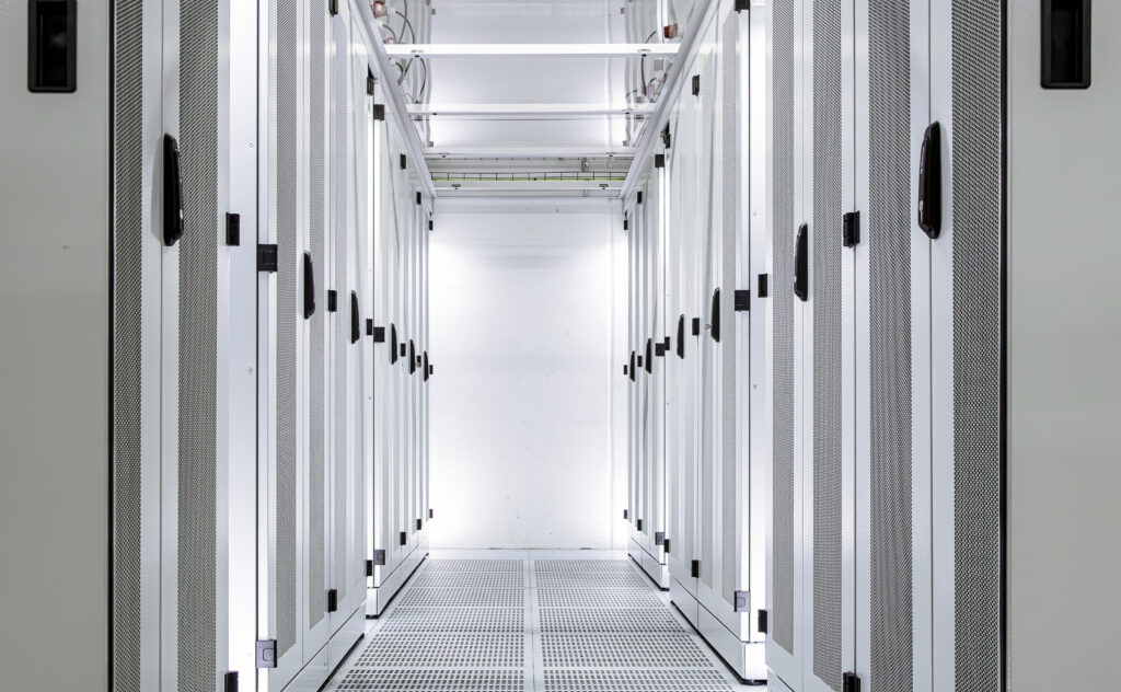 Rechenzentrumsraum mit Serverracks und strukturierter IT Infrastruktur für Inhouse Data Center